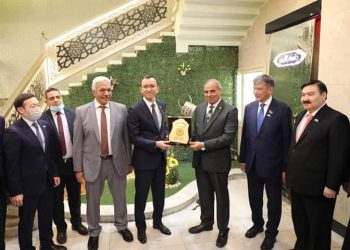 رئيس جامعة الأزهر يصطحب رئيس مجلس الشيوخ  الكازاخستاني في جولة تفقدية للحرم الجامعي