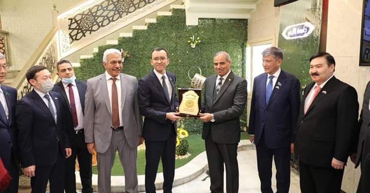 رئيس جامعة الأزهر يصطحب رئيس مجلس الشيوخ  الكازاخستاني في جولة تفقدية للحرم الجامعي