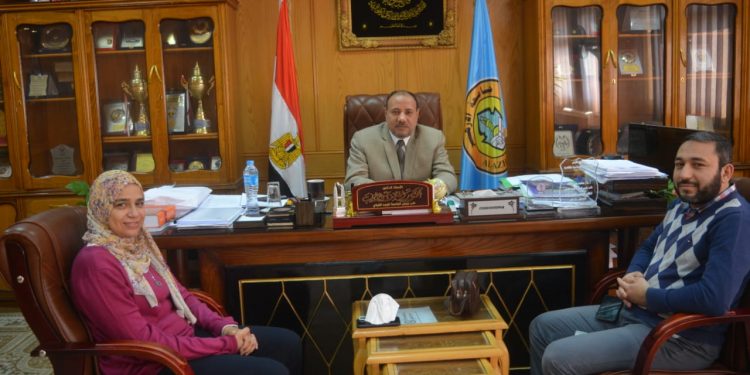 نائب رئيس جامعة الأزهر يستقبل فريق التدريب والدعم الفني للتصحيح الإلكتروني