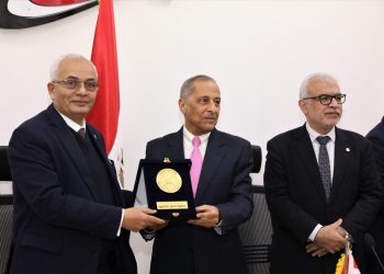 تفاصيل تنظيم ورش عمل حول تجميع القمر الصناعي في المدارس