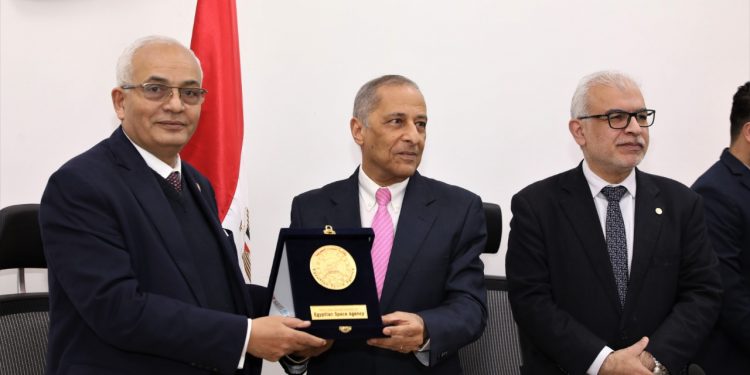 تفاصيل تنظيم ورش عمل حول تجميع القمر الصناعي في المدارس