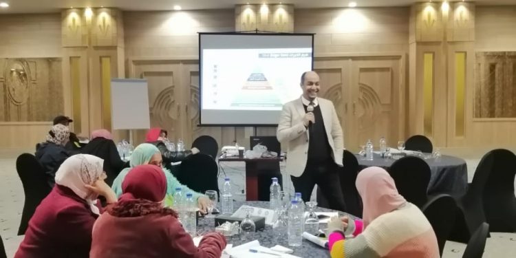 تنفيذ برنامج تدريبي حول إعداد المناهج الدراسية واستراتيجيات التعلم لمعلمي التكنولوجيا التطبيقية