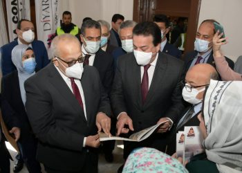 وزير التعليم العالي ورئيس جامعة القاهرة يفتتحان أعمال ترميم المبنى الإداري لكلية الآداب