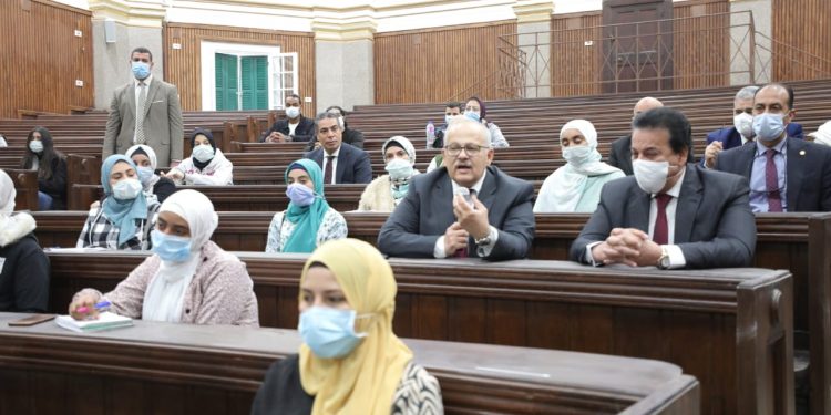 خلال تفقد وزير التعليم العالي سير العملية التعليمية بجامعة القاهرة.. عبدالغفار يؤكد على سلامة الطلاب المصريين الدارسين بالجامعات الأوكرانية وإتاحة الجرعة المُعززة للتطعيم