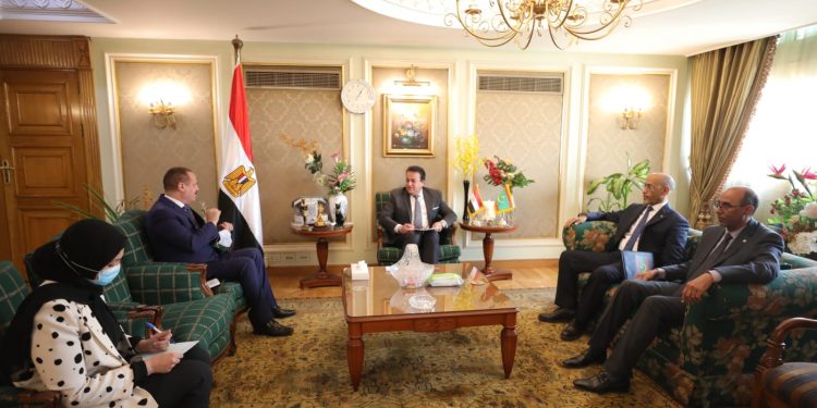 وزير التعليم العالي يستقبل سفير موريتانيا بالقاهرة لبحث دعم الدراسيين بالجامعات المصرية