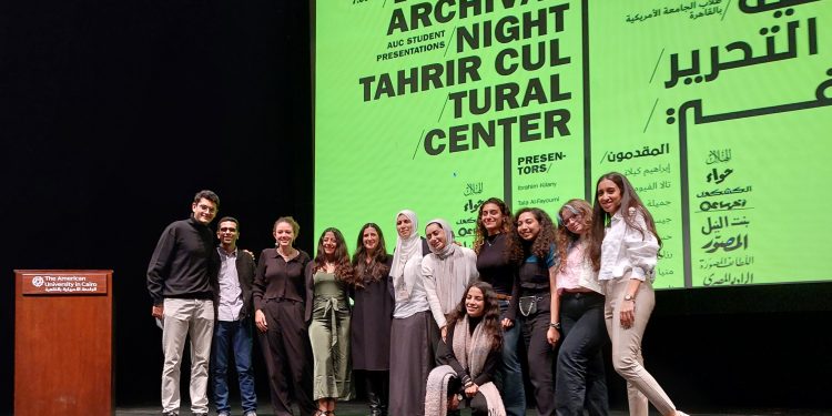 طلاب الجامعة الأمريكية بالقاهرة يبحثون تاريخ تصميم الصحف المصرية