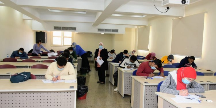 امتحانات الجامعات.. إسدال الستار في اللجان استقبالًا لإجازة منتصف العام