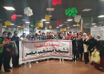 طلاب جامعة القاهرة يصلون الكاميرون لدعم منتخب مصر أمام السنغال