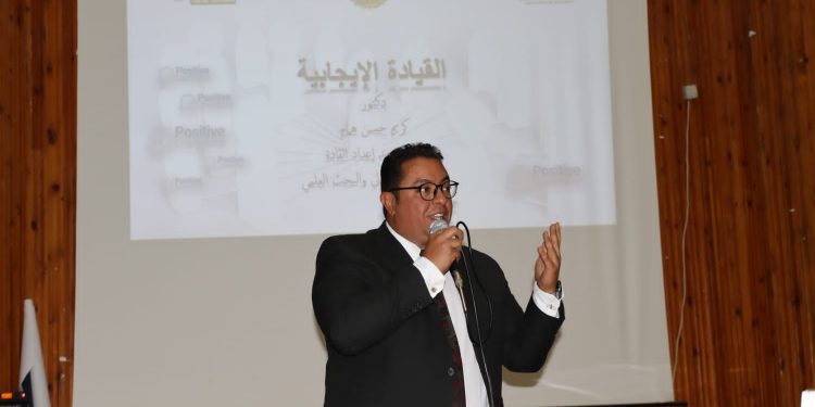 كريم همام يقدم «القيادة الإيجابية» بمعسكر إعداد قادة المستقبل الفوج 29