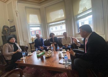 رئيس جامعة عين شمس يلتقي مع تحالف الجامعات البريطانية المشاركة في قمة المناخ