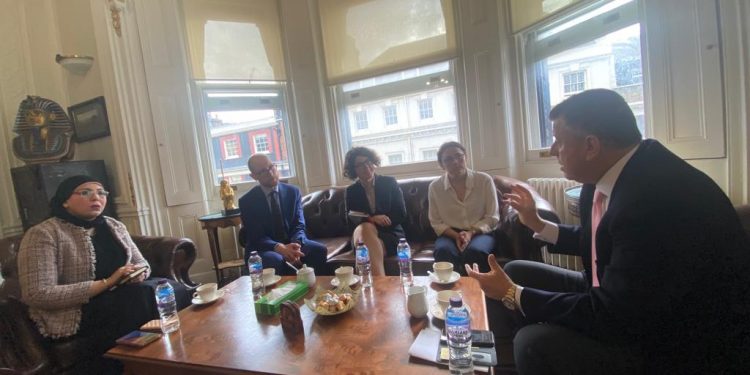 رئيس جامعة عين شمس يلتقي مع تحالف الجامعات البريطانية المشاركة في قمة المناخ