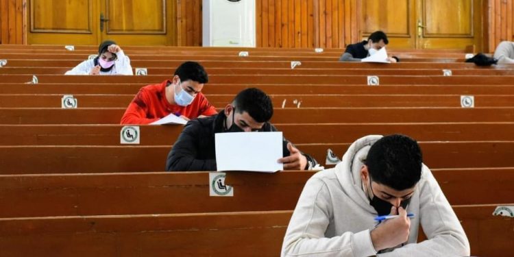 التعليم العالي: انتهاء اختبارات تحديد المستوى لطلاب كلية الصيدلة العائدين من أوكرانيا