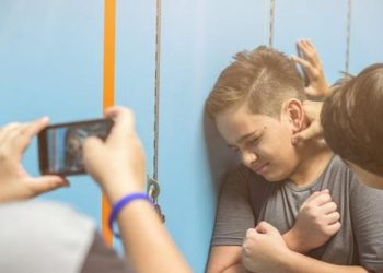 "جاي من الغيط على هنا".. بعد واقعة مدرس المنيا أسباب تنمر المدرسين  وطرق علاجه