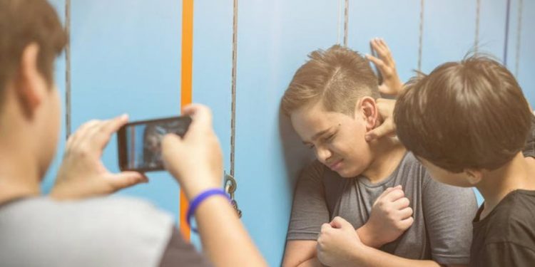 "جاي من الغيط على هنا".. بعد واقعة مدرس المنيا أسباب تنمر المدرسين  وطرق علاجه