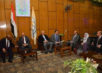 وفد جامعتي العلمين ولويزفيل الأمريكية يطلقان برنامج الهندسة الطبية وعلوم الحاسب بأسيوط