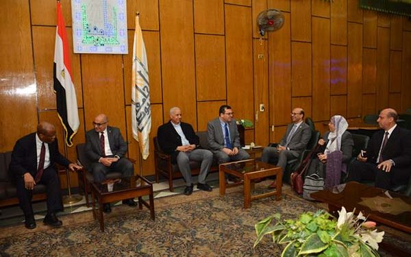 وفد جامعتي العلمين ولويزفيل الأمريكية يطلقان برنامج الهندسة الطبية وعلوم الحاسب بأسيوط