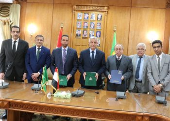 رئيس جامعة المنوفية يوقع عقود شراء ترابيزات عمليات بمشتملاتها لمستشفى الطوارئ بشبين الكوم