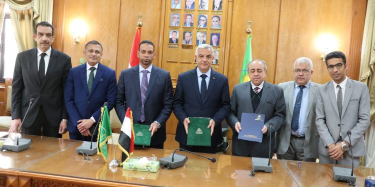 رئيس جامعة المنوفية يوقع عقود شراء ترابيزات عمليات بمشتملاتها لمستشفى الطوارئ بشبين الكوم