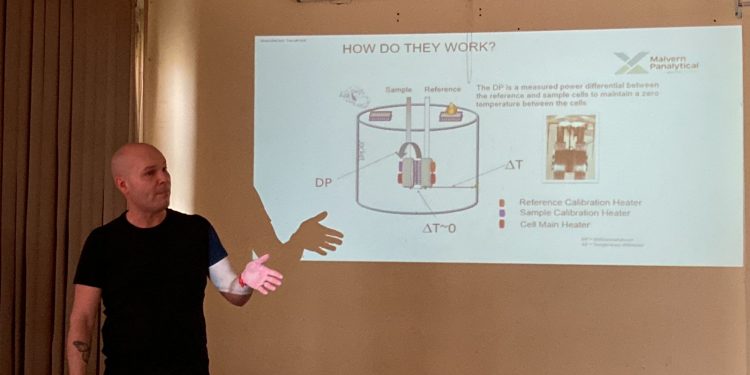 لأول مرة بمصر.. صيدلة حلوان تعزز معامل مركز التميز العلمي بتقنية جديدة