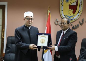 أمين البحوث الإسلامية يلتقي رئيس جامعة سوهاج ويبحثان تنفيذ مجموعة من البرامج التوعوية والتثقيفية للطلاب