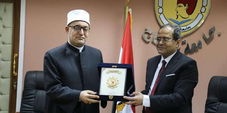 أمين البحوث الإسلامية يلتقي رئيس جامعة سوهاج ويبحثان تنفيذ مجموعة من البرامج التوعوية والتثقيفية للطلاب