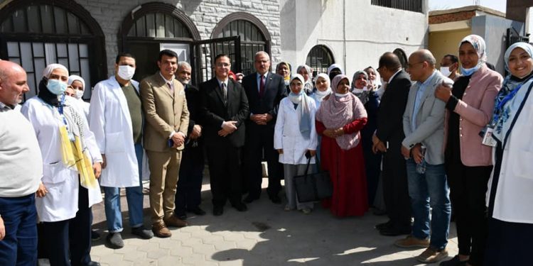 رئيس جامعة قناة السويس يتفقد المركز الطبي تمهيداً لدخوله منظومه التأمين الصحي