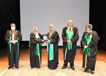 رئيس جامعة قناة السويس يشهد حفل تخريج 119 طالب وطالبة من المعهد الفني للتمريض