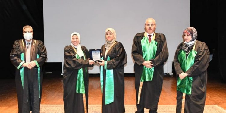 رئيس جامعة قناة السويس يشهد حفل تخريج 119 طالب وطالبة من المعهد الفني للتمريض