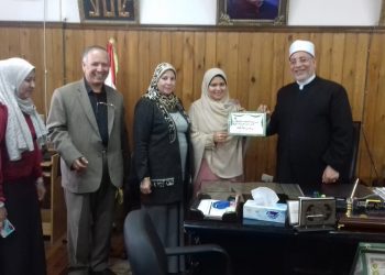 تكريم المعلمة القدوة لرياض الاطفال بسوهاج الأزهرية