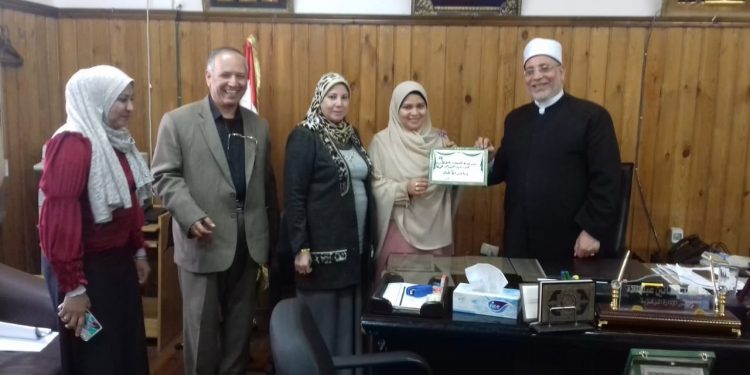 تكريم المعلمة القدوة لرياض الاطفال بسوهاج الأزهرية
