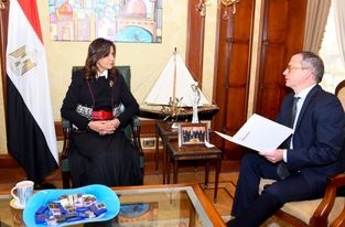 وزيرة الهجرة مع السفير البولندى