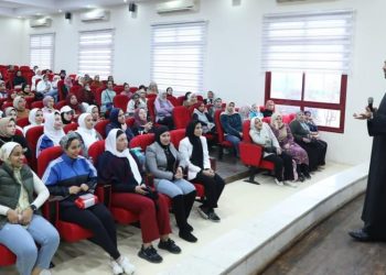 "الأزهر العالمي للفتوى" يواجه غلاء المهور وارتفاع تكاليف الزواج في اليوم الثاني لبرنامج تأهيل "المقبلات على الزواج" واصل أعضاء مركز الأزهر العالمي للفتوى الإلكترونية، فعاليات اليوم الثاني من برنامج تأهيل "المقبلات على الزواج"، المقام بمحافظة بورسعيد، حيث دارت المحاضرة حول التوعية بضرورة مواجهة ظاهرة غلاء المهور وتكاليف الزواج. وأوضح أعضاء مركز الفتوى خلال اللقاء، أن المغالاة تدمر الأسرة قبل بنائها، وتُعجز بعض الشباب عن هذه التكاليف وبالتالي يتأخر الزواج وترتفع نسب العنوسة والعزوف عن الزواج، لافتين إلى أن المغالاة في المهور ليست من هدي الرسول صلى الله عليه وسلم. وأشار أعضاء مركز الأزهر العالمي للفتوى الإلكترونية، أن بعض الأسر تنظر إلى غلاء المهور أو ارتفاع قيمة قائمة المنقولات، على أنه تأمين للفتاة من غدر الزوج، موضحين أن الأولى من ذلك هو اهتمام ولي الأمر ببعض الأمور التي يجب التروي فيها عند الزواج، وهي حسن اختيار الزوج، فماذا يفيد تأمين الفتاة إذا تزوجت من رجل عديم النخوة والخلق، أو لا يتحمل المسؤولية ولا الأمانة. وتميَّز اللقاء بتفاعل بنات الجامعات مع أعضاء مركز الأزهر العالمي للفتوى، معلنات بشكل توافقي عن رفضهن لغلاء المهور، وعدم الإثقال على شريك الحياة، كما أجاب أعضاء مركز الأزهر للفتوى على كافة الأسئلة التي تؤرق بعض الفتيات، فضلا عن رفع الوعي لديهن لتجنب الاختيار الغير مدروس لشريك الحياة. كما يهدف البرنامج إلى تدريب وإرشاد وتأهيل عدد من المقبلين على الزواج على مهارات الحياة الزوجية وكيفية التعامل مع المشكلات والضغوط الحياتية التى يواجهها الزوجان، وتحقيق السعادة الزوجية والاستقرار الأسري للزوجين، والحد من ظاهرة الطلاق والتفكك الأسري و زيادة الوعي بأسباب السعادة الزوجية ومتطلبات الحياة الزوجية وطرق حل مشكلاتها.