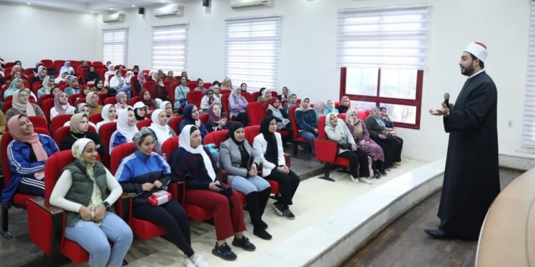 "الأزهر العالمي للفتوى" يواجه غلاء المهور وارتفاع تكاليف الزواج في اليوم الثاني لبرنامج تأهيل "المقبلات على الزواج" واصل أعضاء مركز الأزهر العالمي للفتوى الإلكترونية، فعاليات اليوم الثاني من برنامج تأهيل "المقبلات على الزواج"، المقام بمحافظة بورسعيد، حيث دارت المحاضرة حول التوعية بضرورة مواجهة ظاهرة غلاء المهور وتكاليف الزواج. وأوضح أعضاء مركز الفتوى خلال اللقاء، أن المغالاة تدمر الأسرة قبل بنائها، وتُعجز بعض الشباب عن هذه التكاليف وبالتالي يتأخر الزواج وترتفع نسب العنوسة والعزوف عن الزواج، لافتين إلى أن المغالاة في المهور ليست من هدي الرسول صلى الله عليه وسلم. وأشار أعضاء مركز الأزهر العالمي للفتوى الإلكترونية، أن بعض الأسر تنظر إلى غلاء المهور أو ارتفاع قيمة قائمة المنقولات، على أنه تأمين للفتاة من غدر الزوج، موضحين أن الأولى من ذلك هو اهتمام ولي الأمر ببعض الأمور التي يجب التروي فيها عند الزواج، وهي حسن اختيار الزوج، فماذا يفيد تأمين الفتاة إذا تزوجت من رجل عديم النخوة والخلق، أو لا يتحمل المسؤولية ولا الأمانة. وتميَّز اللقاء بتفاعل بنات الجامعات مع أعضاء مركز الأزهر العالمي للفتوى، معلنات بشكل توافقي عن رفضهن لغلاء المهور، وعدم الإثقال على شريك الحياة، كما أجاب أعضاء مركز الأزهر للفتوى على كافة الأسئلة التي تؤرق بعض الفتيات، فضلا عن رفع الوعي لديهن لتجنب الاختيار الغير مدروس لشريك الحياة. كما يهدف البرنامج إلى تدريب وإرشاد وتأهيل عدد من المقبلين على الزواج على مهارات الحياة الزوجية وكيفية التعامل مع المشكلات والضغوط الحياتية التى يواجهها الزوجان، وتحقيق السعادة الزوجية والاستقرار الأسري للزوجين، والحد من ظاهرة الطلاق والتفكك الأسري و زيادة الوعي بأسباب السعادة الزوجية ومتطلبات الحياة الزوجية وطرق حل مشكلاتها.