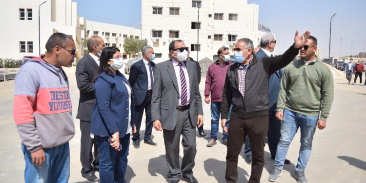 رئيس جامعة بني سويف يتفقد مجمع التعليم الصناعي ويضع تصورا لإنشاء ملعبين متكاملين للطلاب