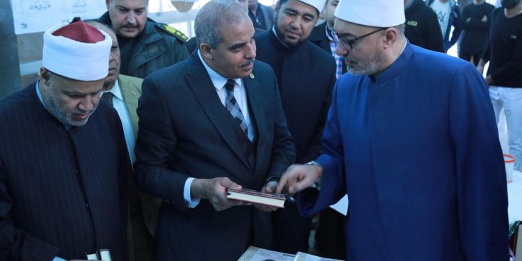 رئيس جامعة الأزهر وأمين "البحوث الإسلامية" يفتتحان معرضًا للكتاب بالمكتبة المركزية