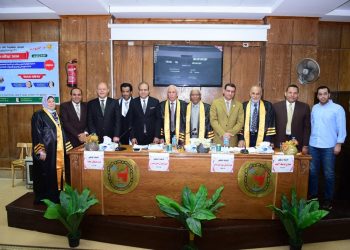 رئيس جامعة سوهاج يشهد مناقشة رسالة دكتوراه لوافد كويتي