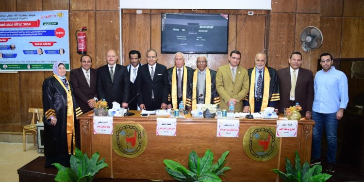 رئيس جامعة سوهاج يشهد مناقشة رسالة دكتوراه لوافد كويتي