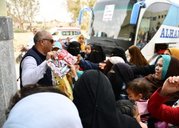 اقبال كثيف من أهالي واحة الفرافرة على قافلة جامعة المنصورة