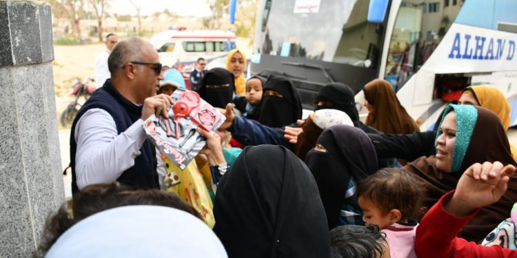 اقبال كثيف من أهالي واحة الفرافرة على قافلة جامعة المنصورة