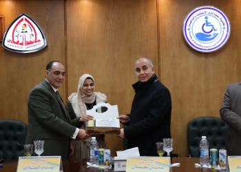 رئيس جامعة الزقازيق يفتتح قاعة الاحتفالات ويكرم الطلاب الأوائل