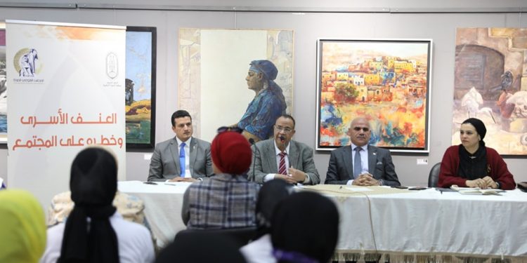 «التوعية الأسرية» يناقش مخاطر العنف الأسري بجامعة الأقصر