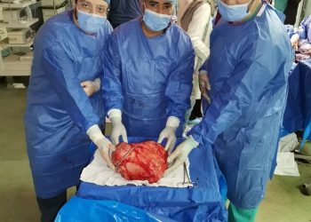 فريق طبي بمستشفي سوهاج الجامعي ينجح فى استئصال ورم يزن 18 كجم