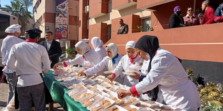 محافظ الجيزة يوافق على فتح 16 منفذًا لبيع منتجات التعليم الفندقي والزراعي.