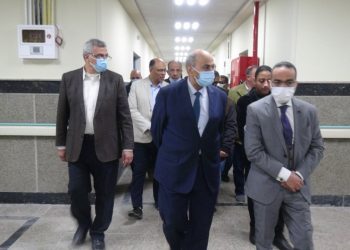 رئيس جامعة المنيا يتفقد مستشفى “الرمد” و”الأطفال” الجامعيين استعداداً لافتتاحهما