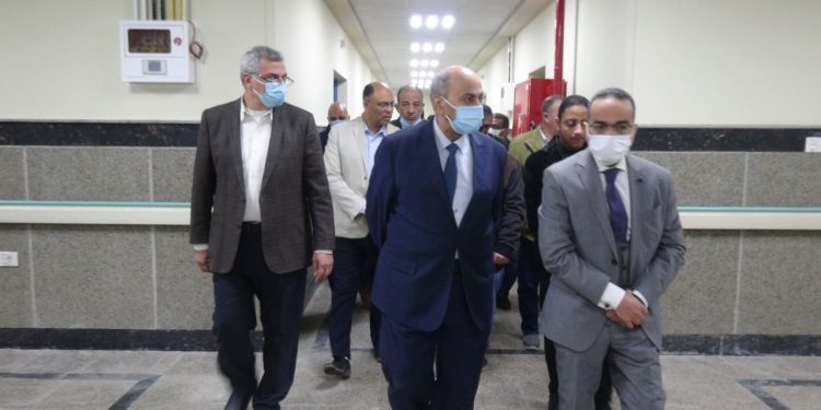 رئيس جامعة المنيا يتفقد مستشفى “الرمد” و”الأطفال” الجامعيين استعداداً لافتتاحهما