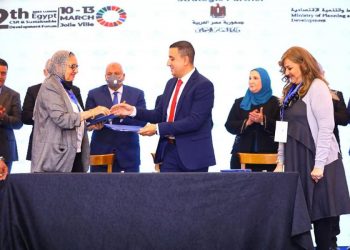 تعاون بين الصحة والتعليم والتضامن لتوقيع الكشف الطبي على 22 ألف طالب بقنا