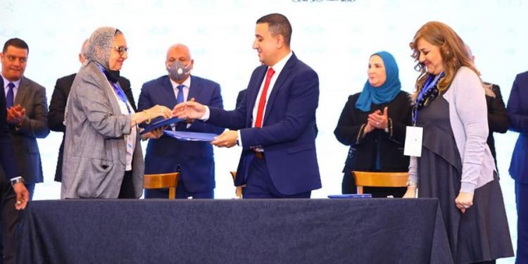 تعاون بين الصحة والتعليم والتضامن لتوقيع الكشف الطبي على 22 ألف طالب بقنا