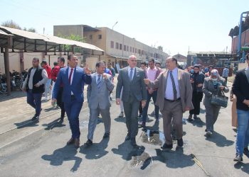 رئيس جامعة الأقصر يترأس زيارة قطاع خدمة المجتمع لمصنع سكر أرمنت