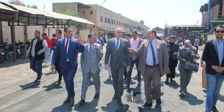 رئيس جامعة الأقصر يترأس زيارة قطاع خدمة المجتمع لمصنع سكر أرمنت