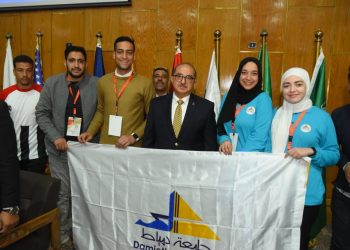 رئيس جامعة أسيوط يدعو الشباب الي استنساخ تجربة محمد صلاح